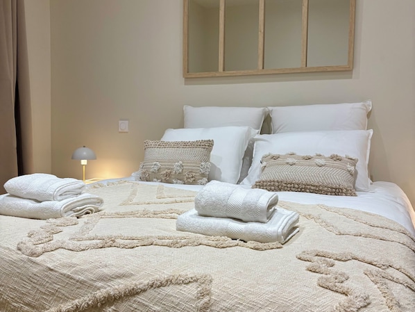 1 habitación, tabla de planchar con plancha, wifi y ropa de cama