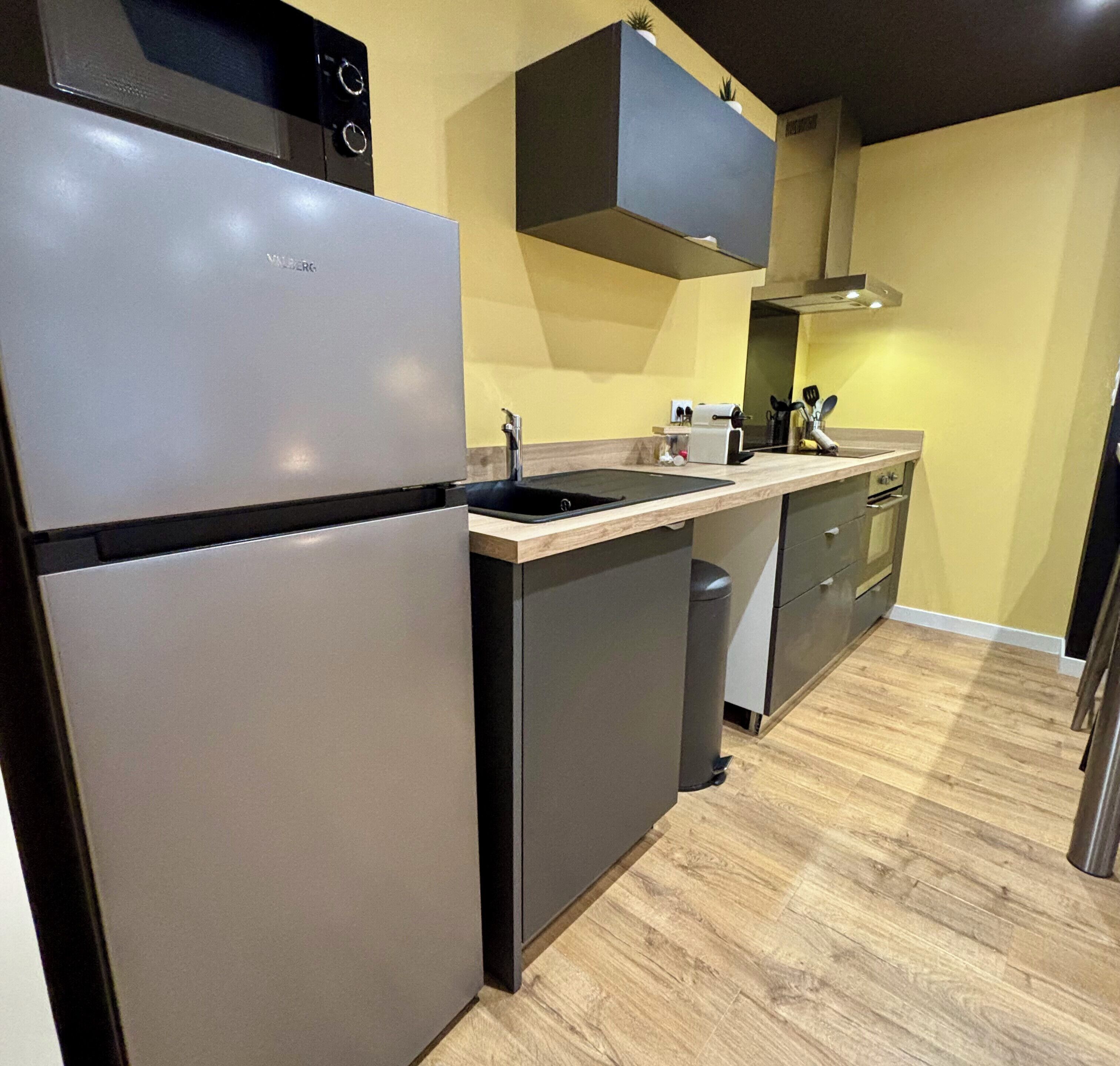 Frigorífico, microondas, horno y cafetera o tetera