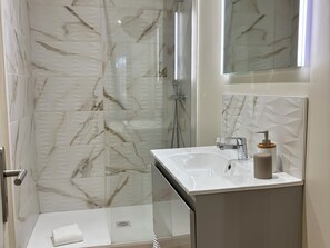 Shower, hair dryer, towels - Casa Koenig - T2 spacieux & Terrasse en hyper-centre (Brive-la-Gaillarde)