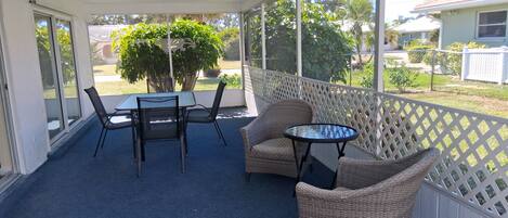 屋外ダイニングエリア