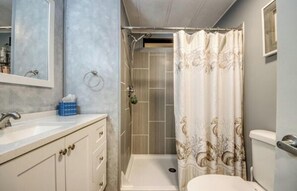 Een douche, een haardroger, handdoeken, toiletpapier