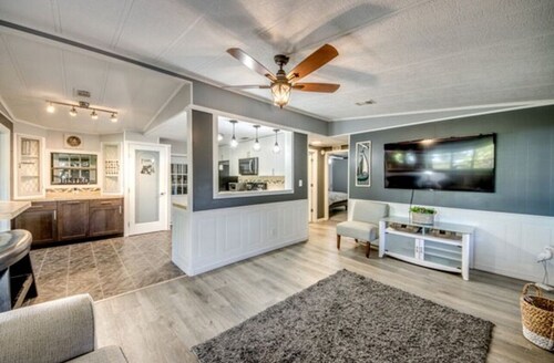 Charming 2-bedroom mobile home with AC, fitness room in lovely North Fort Myers