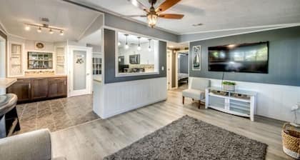 Charming 2-bedroom mobile home with AC, fitness room in lovely North Fort Myers