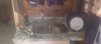 Pleasant cabin in Blue Mountain Lake
 include breakfast SAT & SUN morning