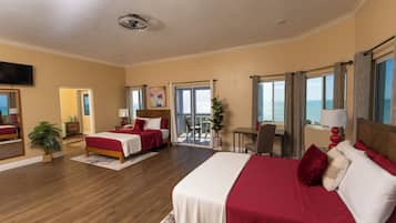 Quarto casal luxo, sacada, vista para o mar | Cofres nos quartos, escrivaninha, ferros/tábuas de passar roupa