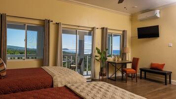 Quarto casal luxo, sacada, vista para o mar | Cofres nos quartos, escrivaninha, ferros/tábuas de passar roupa