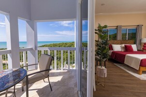 Quarto casal luxo, sacada, vista para o mar | Cofres nos quartos, escrivaninha, ferros/tábuas de passar roupa