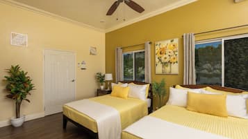 Deluxe kamer, 1 twee- of 2 eenpersoonsbedden, balkon, uitzicht op bergen | Een kluis op de kamer, een bureau, een strijkplank/strijkijzer