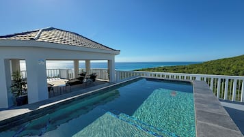 2 座室外游泳池,提供泳池遮陽傘和日光浴躺椅