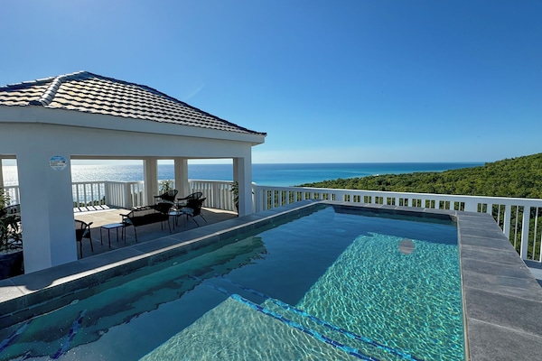 2 kolam renang outdoor, dengan payung kolam renang dan kursi berjemur