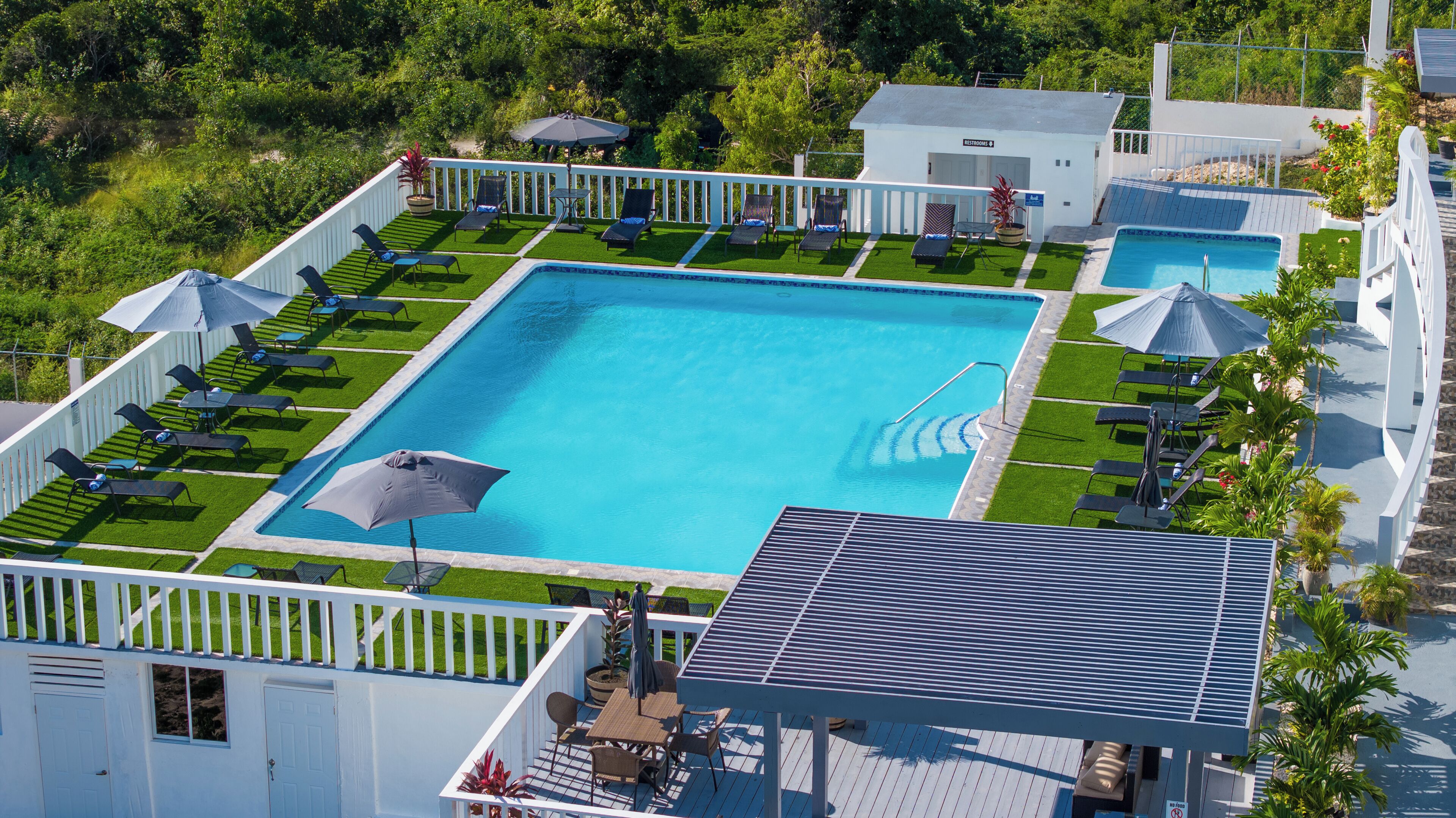 Vista frontal de la propiedad