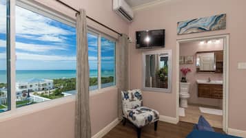 Quarto solteiro luxo, vista parcial para o mar | Cofres nos quartos, escrivaninha, ferros/tábuas de passar roupa