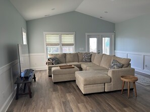 Living area - "Hooked For Life" Cozy 3 Bedroom/2 Bath Getaway w/ Hot Tub. 1 Min. Walk to Beach (Oak Island)