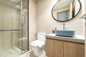 Shower, free toiletries, hair dryer, towels - Bright Studio Overlooking The Canal in Business Bay (Dubai)