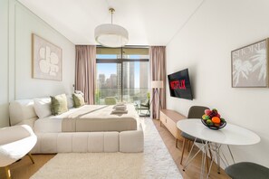 1 bedroom, iron/ironing board, free WiFi, bed sheets - Bright Studio Overlooking The Canal in Business Bay (Dubai)