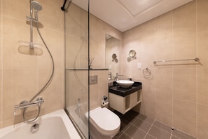 Hair dryer, towels, shampoo - Contemporary Hotel-Like Studio in Damac Hills (Dubai)