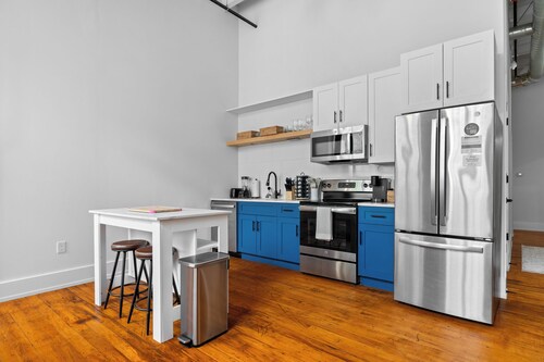 Charming ~ Spacious 3-bedroom apartment in fabulous Greenville