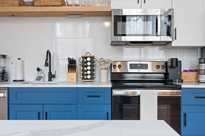 Microondas, horno, parrilla de estufa y lavavajillas