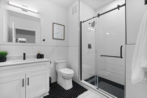 Regadera, secadora de cabello, toallas, jabón