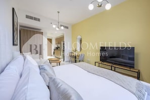 Departamento básico | Caja de seguridad en la habitación y tabla de planchar con plancha