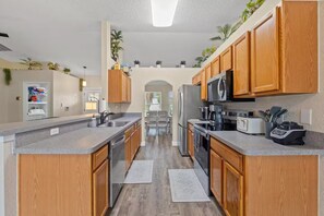 Jääkaappi, mikroaaltouuni, uuni, liesi