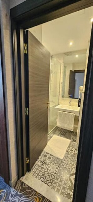 Baignoire et douche séparées, sèche-cheveux, savon, shampoing