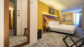 Chambre Deluxe, balcon, vue mer | Coffres-forts dans les chambres, bureau