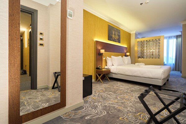 غرفة ديلوكس - بشرفة - بمنظر للبحر | خزنة داخل الغرفة ومكتب ومساحة عمل للكمبيوتر المحمول وتجهيزات عازلة للصوت