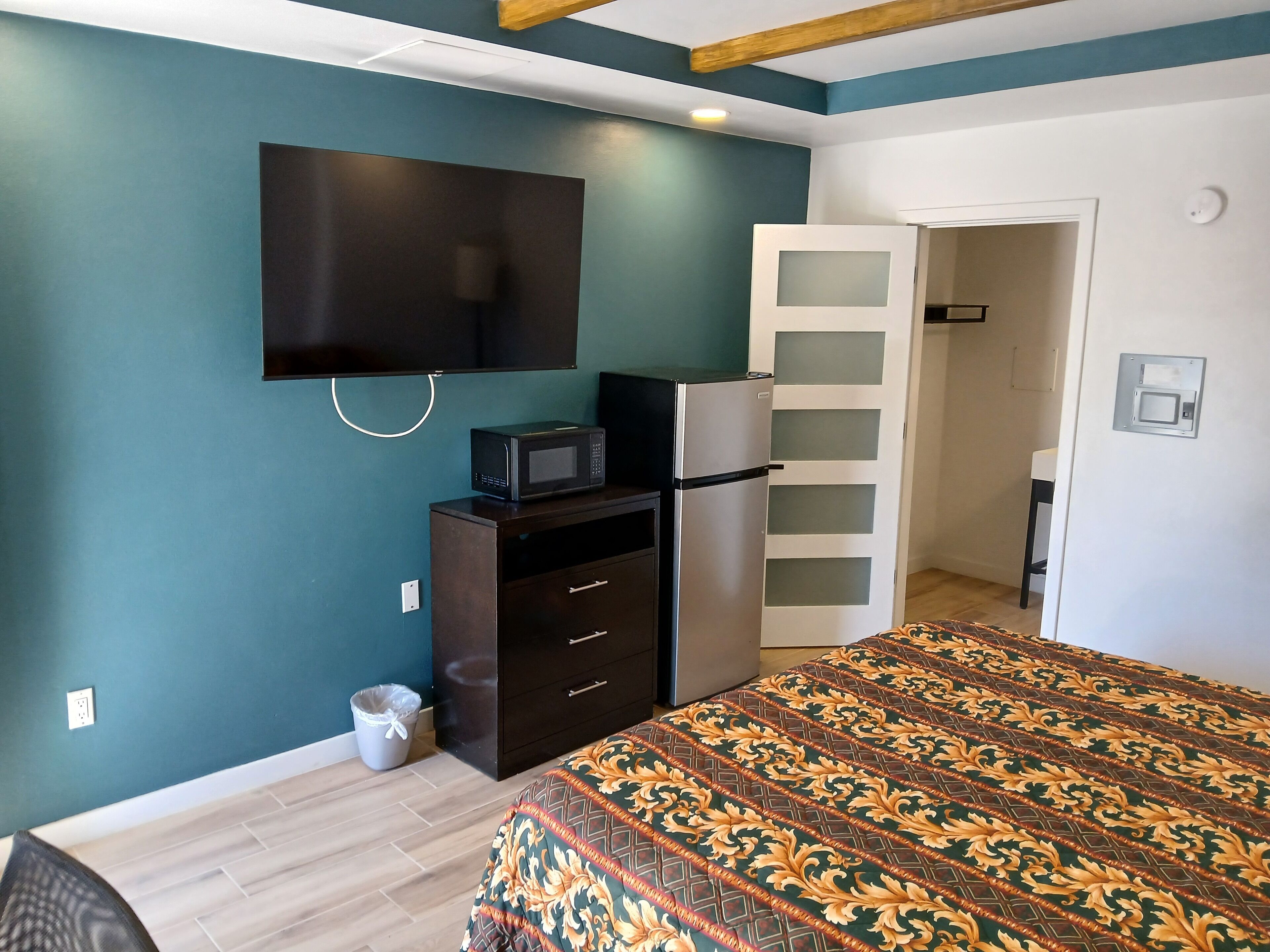 書桌、筆電工作空間、免費無線上網