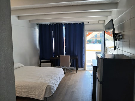 办公桌、笔记本电脑工作区、免费 WiFi