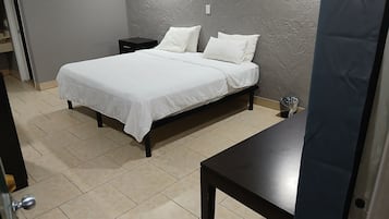 Escritorio, espacio para trabajar con laptop y wifi gratis