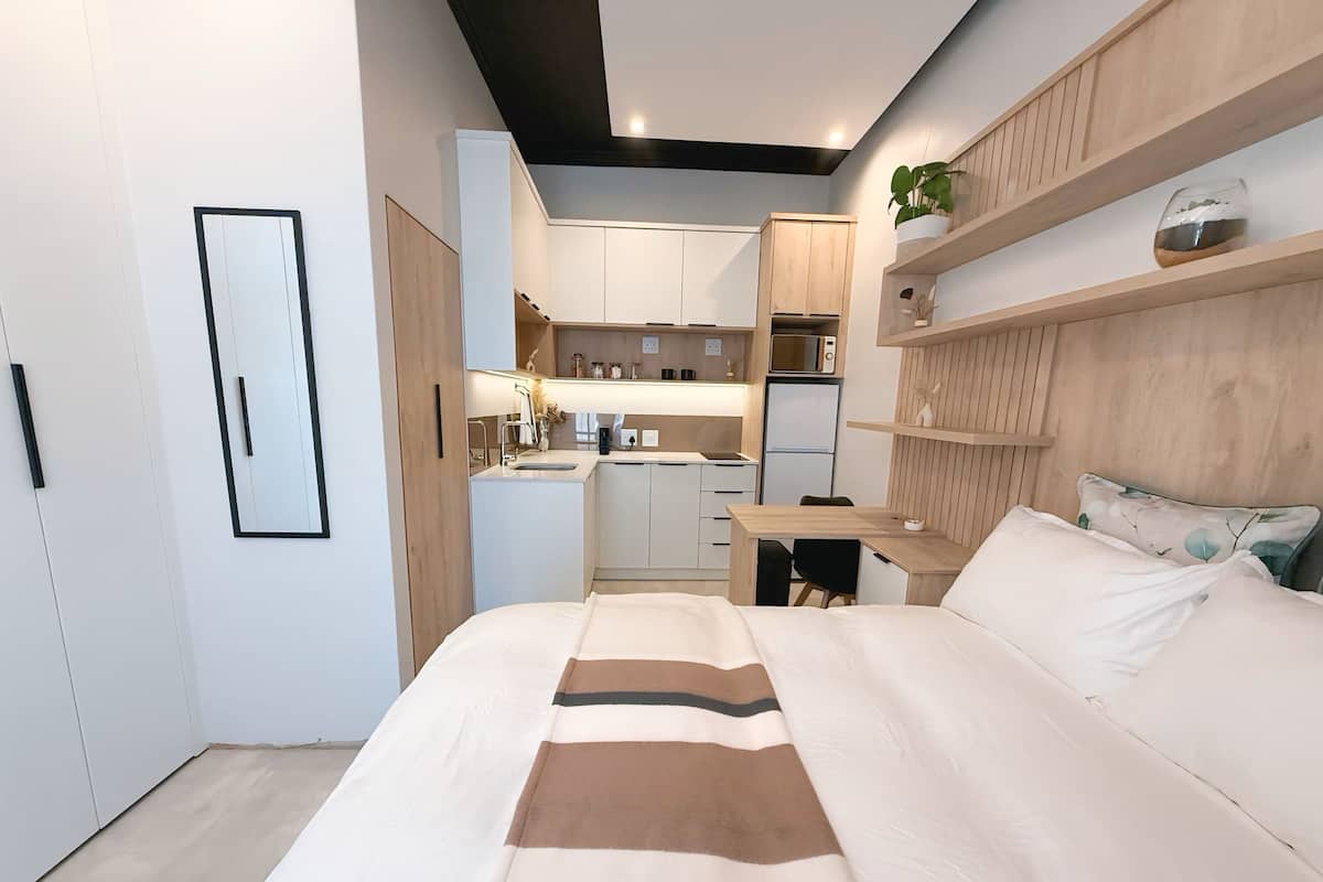 Deluxe-herbergi með tvíbreiðu rúmi - 1 meðalstórt tvíbreitt rúm - verönd - jarðhæð | Straujárn/strauborð, ókeypis þráðlaus nettenging