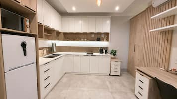 Superior Apartment, Patio, Ground Floor | Seterika/papan seterika, Wi-fi percuma