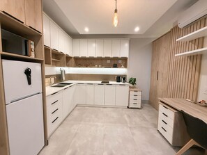 Superior Apartment, Patio, Ground Floor | Seterika/papan seterika, Wi-fi percuma 