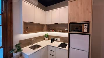 Single Room, Non Smoking, Ground Floor | Dapur peribadi | Pembancuh kopi espreso, pembancuh kopi/teh, cerek elektrik