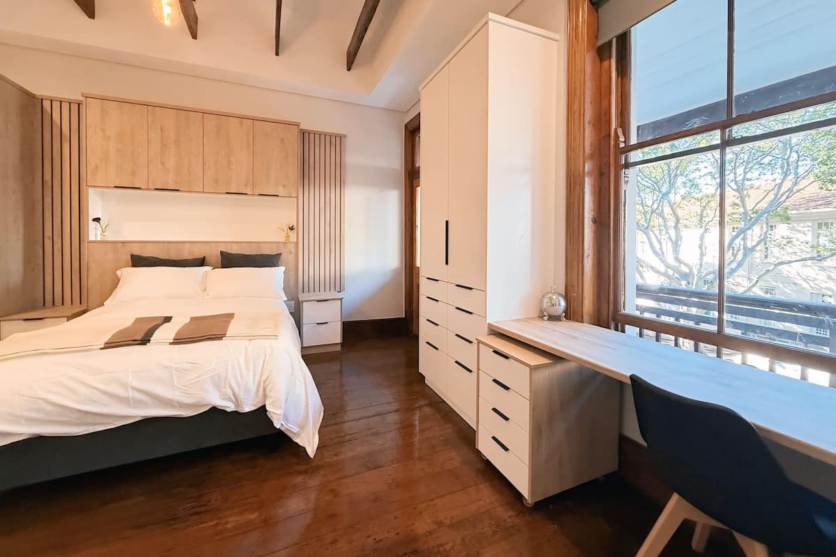 Superior-herbergi með tvíbreiðu rúmi - 1 stórt tvíbreitt rúm - svalir | Straujárn/strauborð, ókeypis þráðlaus nettenging