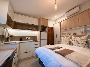 Superior Double Room, Balcony | Iron/ironing board, free WiFi - Three Anchor Heart (Cape Town)