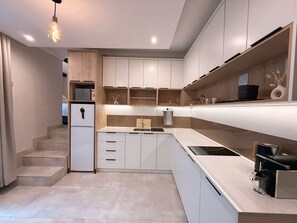 高级公寓, 露台, 一层 | 私人厨房 | 意式浓缩咖啡机、茶具/咖啡用具、电热水壶
