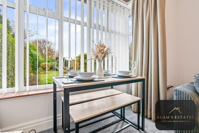 New Roundhay Home | 4-Bed + Free Parking | WI-FI