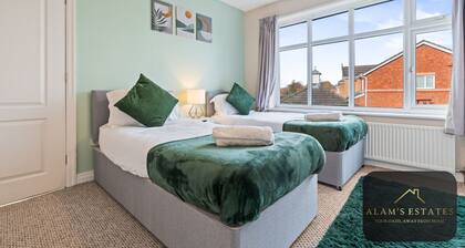 New Roundhay Home | 4-Bed + Free Parking | WI-FI