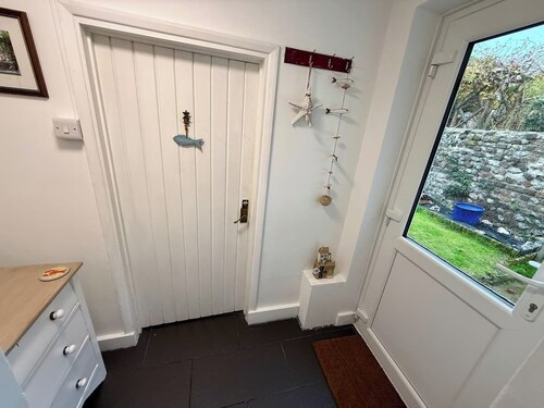 Charming Cottage Retreat with Garden in Historic Old Town, Eastbourne