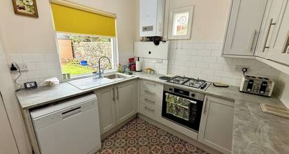 Charming Cottage Retreat with Garden in Historic Old Town, Eastbourne