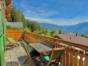 Outdoor dining - Crans-Montana 3Bdr - Mountain View, Balcony & Parking. (Crans-Montana)