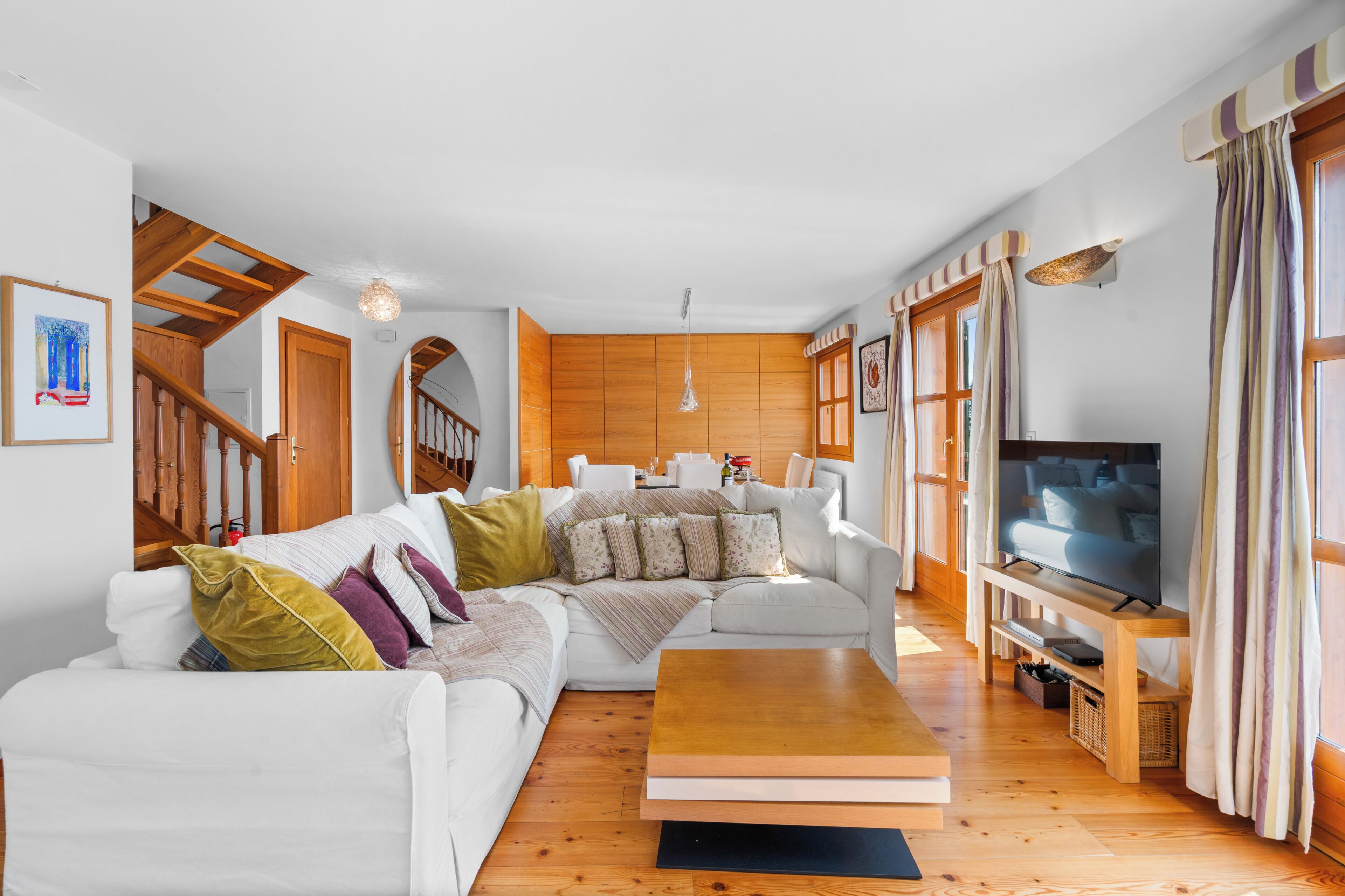 Smart TV, fireplace, DVD player