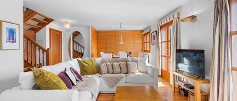 Smart TV, fireplace, DVD player