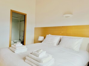 3 makuuhuonetta, silitysrauta/-lauta, ilmainen Wi-Fi, vuodevaatteet