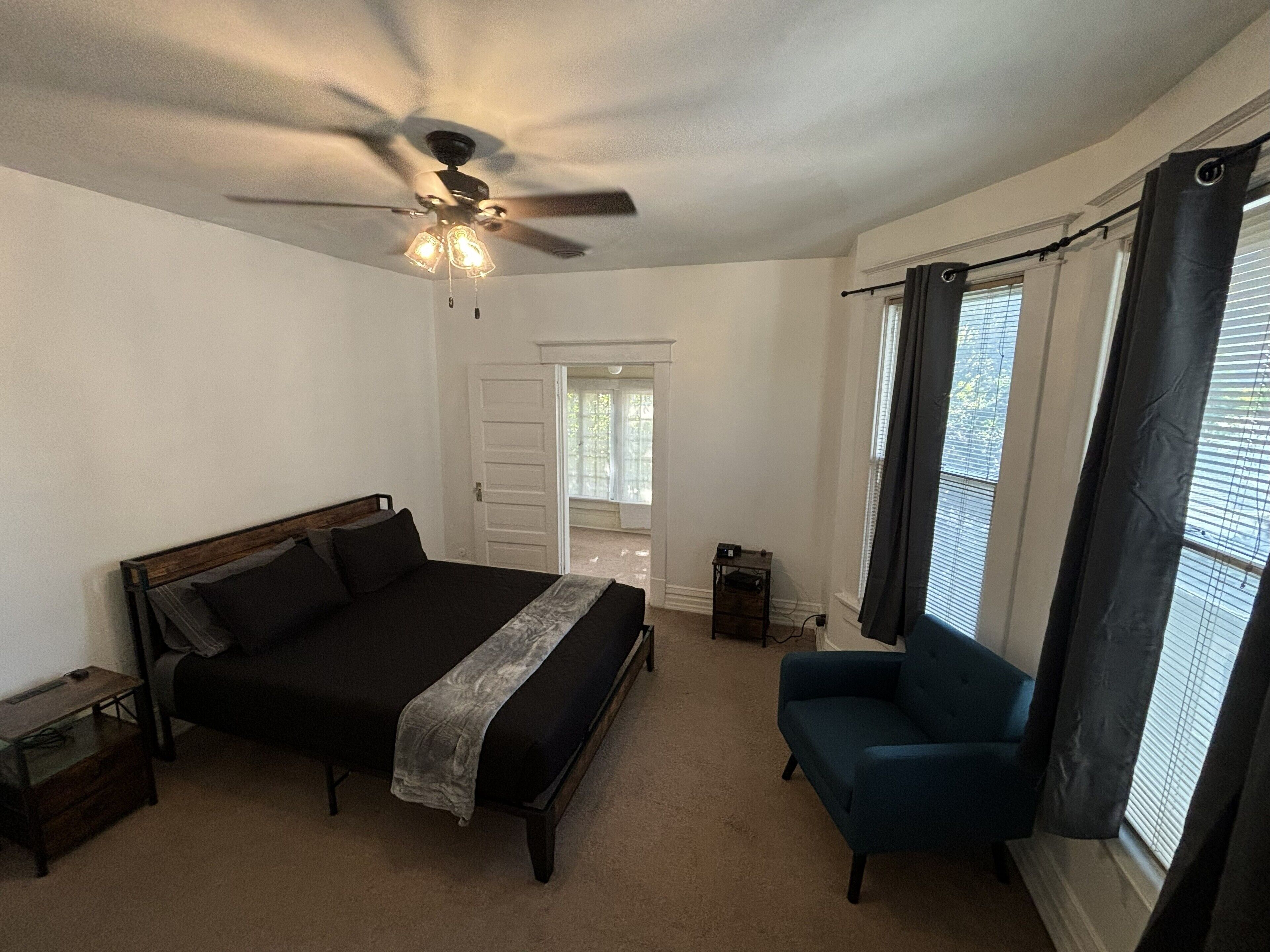 2 habitaciones, tabla de planchar con plancha, wifi y ropa de cama 