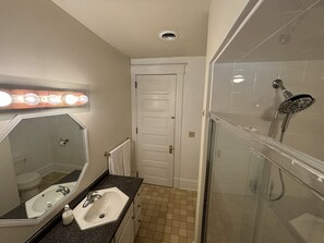 Shower, hair dryer, towels, soap - 2nd Floor suite, close to ISU, Mill, & downtown (Terre Haute)