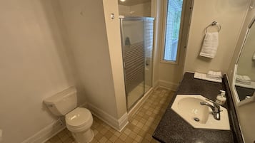 Douche, sĂšche-cheveux, serviettes fournies, savon