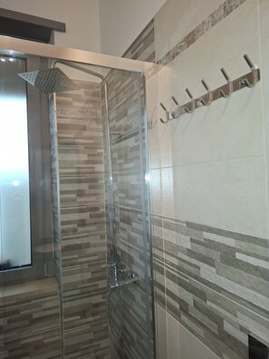 Shower, hair dryer, bidet, towels - Bright and spacious apartment a stones throw from Inalpi and the Olympic Stadium (Torino)